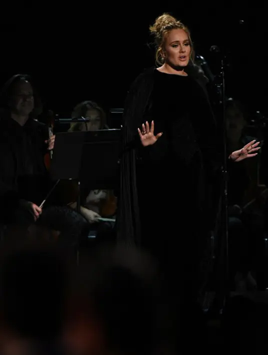 Transformasi foto wajah yang dilakukan Adele memang sedang hits saat ini. Dengan menggunakan sebuah aplikasi, dapat diperkirakan wajah seseorang di masa yang akan  datang atau saat berusia lanjut. (AFP/Bintang.com)
