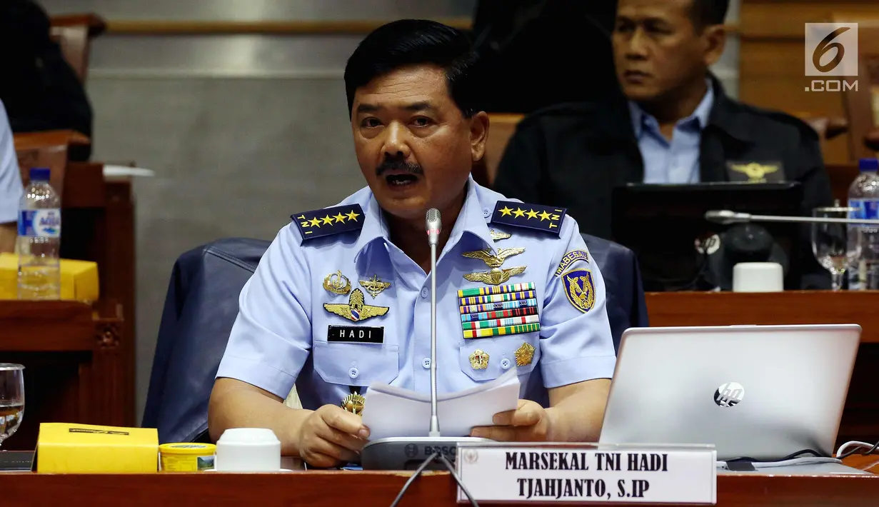 Kepala Staf Angakatan Udara (KSAU) Marsekal Hadi Tjahjanto membacakan visi-misi dalam fit and proper test calon Panglima TNI di ruang Rapat Komisi I, Kompleks Parlemen Senayan, Jakarta, Rabu (6/12). (Liputan6.com/Johan Tallo)