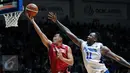 Pebasket Indonesia, Ebrahim Lopez Enguio (kiri) mencoba memasukkan bola ke jala Filipina di laga final SEA Games ke-28 di OCBC Arena Singapore, Senin (15/6/2015). Indonesia kalah 64-72 dari Filipina. (Liputan6.com/Helmi Fithriansyah) 