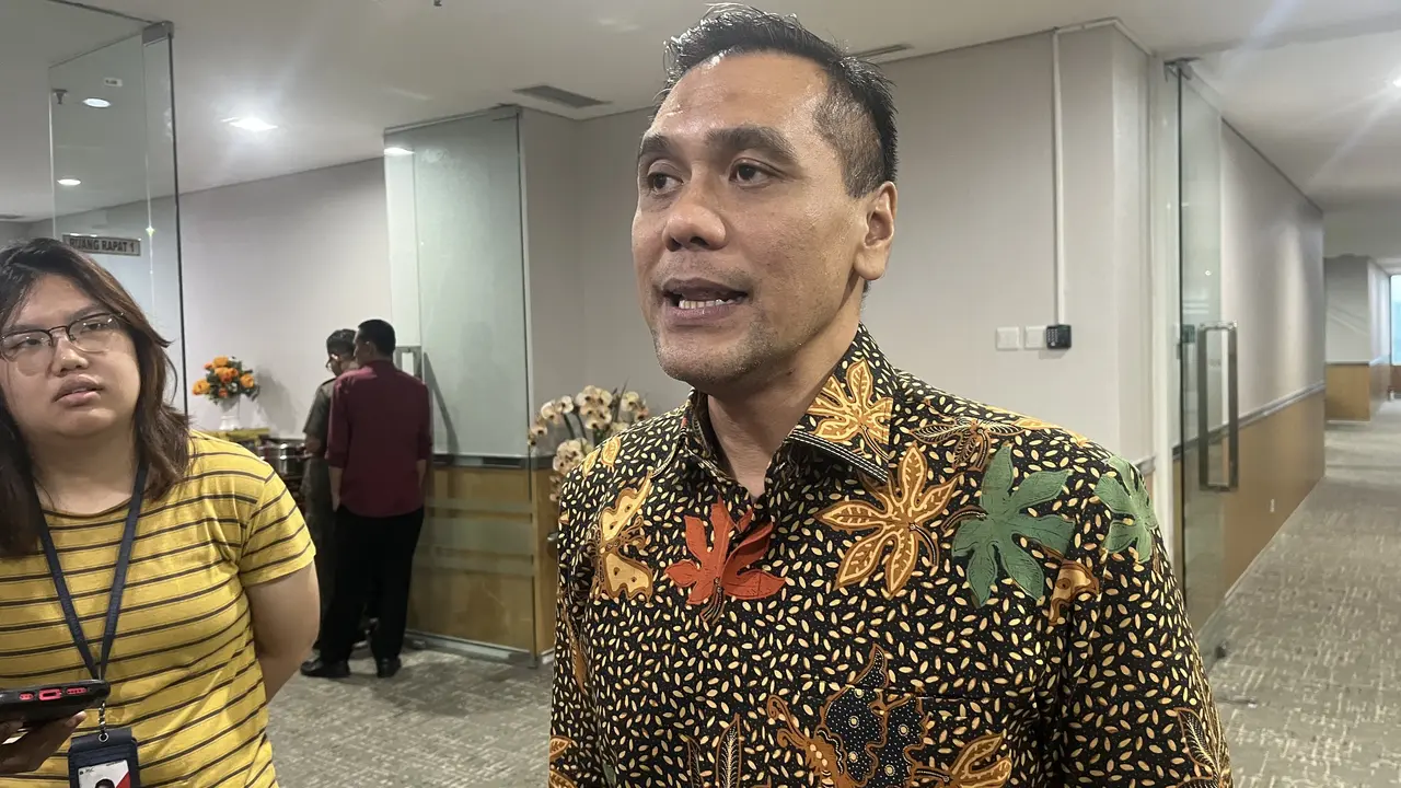 Koordinator Komunikasi Tim Transisi Pramono-Rano, Chiko Hakim, di Gedung DPRD Jakarta, Senin (13/1/2025). (Liputan6.com/Winda Nelfira)