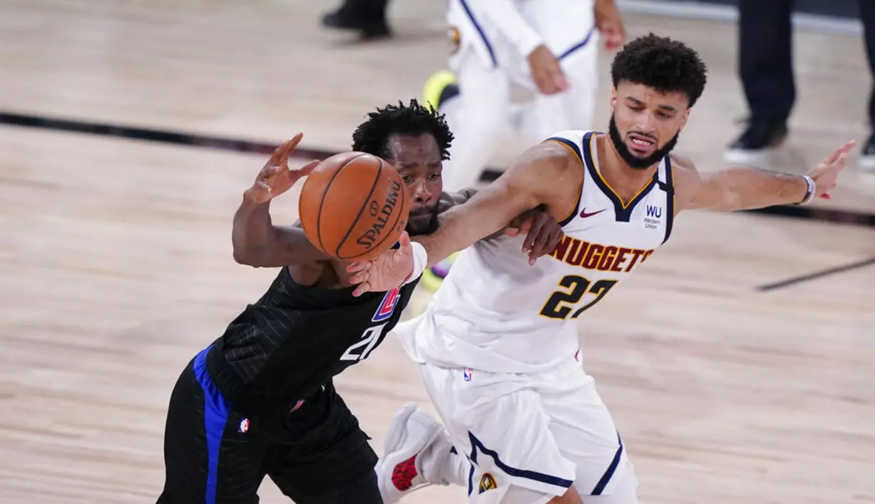 Pebasket Denver Nuggets, Jamal Murray, berebut bola dengan pebasket Los Angeles Clippers, Patrick Beverley pada gim ketujuh semifinal playoff NBA di Lake Buena Vista, Selasa (15/9/2020).  Nuggets menang dengan skor 104-89. (AP/Mark J. Terrill)