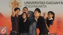 Iko Uwais berselfie bersama penggemarnya saat mengisi acara Emtek Goes To Campus 2016, Yogyakarta, Rabu (2/11). Iko berbagi pengalaman seputar dunia film kepada mahasiswa di Yogya (Liputan6.com/Helmi Afandi)