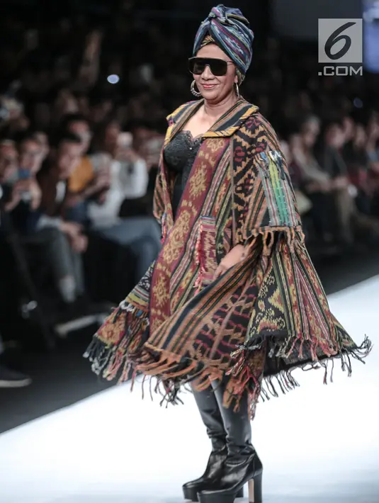 Menteri KKP, Susi Pudjiastuti memperagakan busana rancangan Anne Avantie pada Jakarta Fashion Week 2019 di Senayan City, Selasa (23/10). Susi hadir dibalut bustier hitam dan outer tenun beraksen rumbai karya Anne Avantie. (Liputan6.com/Faizal Fanani)