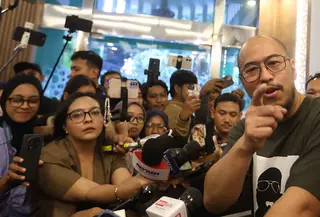 Pandji Pragiwaksono mengatakan kedatangannya juga bertujuan untuk menjelaskan maksud dan konteks pertunjukan stand up comedy yang dibawakannya, termasuk beberapa materi yang dinilai memerlukan penjelasan lebih mendalam. Tampak dalam foto, komika, Pandji Pragiwaksono saat menjawab pertanyaan pewarta di Gedung Majelis Ulama Indonesia (MUI), Jakarta, Selasa (3/2/2026). (Kapanlagi.com/Budy Santoso)