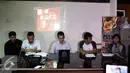 Komite Aksi Solidaritas Untuk Munir (KASUM), Asfinawati beserta sejumlah aktivis solidaritas untuk munir memberikan keterangan saat jumpa pers terkait tindak lanjut penuntasan Kasus Munir di kantor LBH, Jakarta, Minggu (30/10). (Liputan6.com/Johan Tallo)