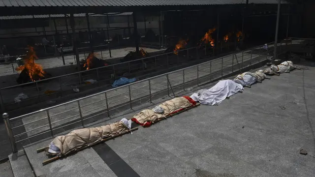 FOTO: Barisan Jasad Korban COVID-19 di India Antre untuk Dikremasi