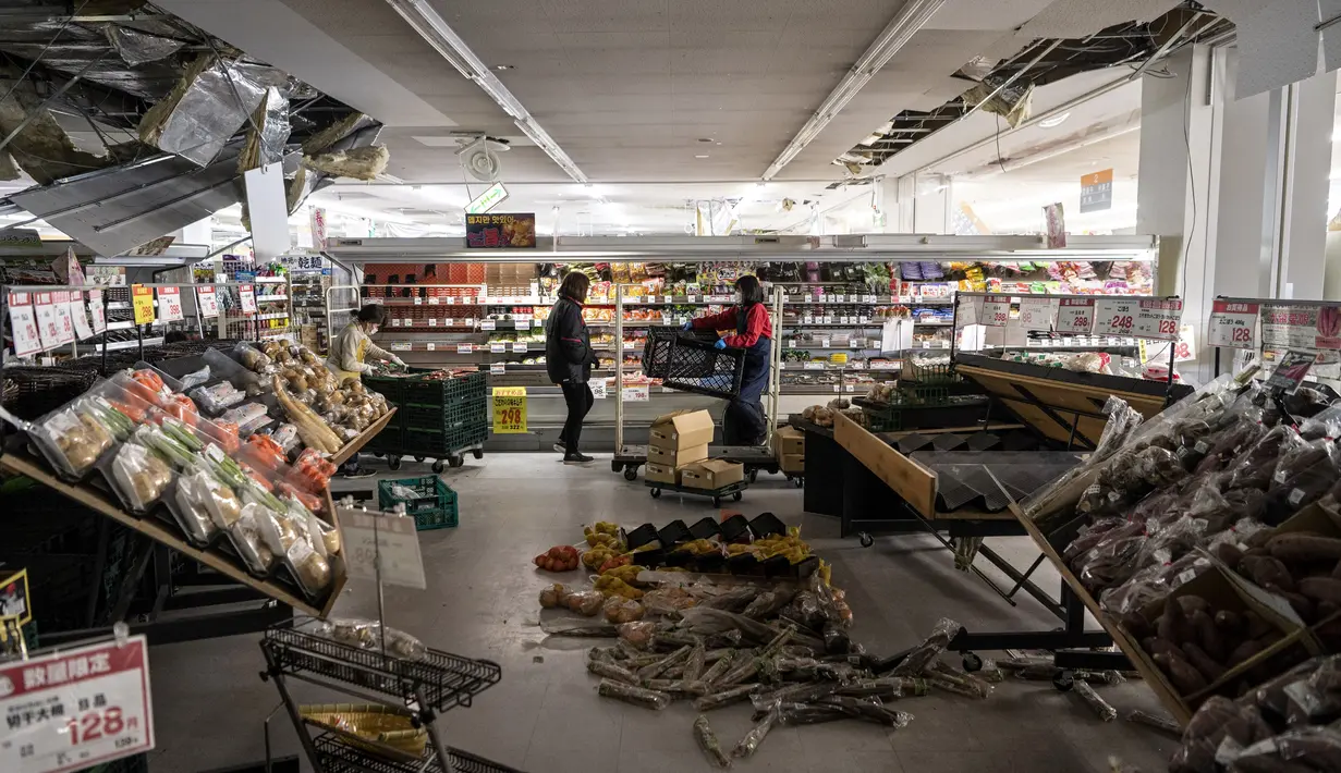 Barang dagangan berserakan dan plafon rusak di sebuah supermarket di Shiroishi, prefektur Miyagi, setelah gempa magnitudo 7,3 mengguncang timur laut Jepang, Kamis (17/3/2022). Gempa pada Rabu malam ini menyebabkan dua orang meninggal dunia serta 94 orang alami luka-luka. (Charly TRIBALLEAU/AFP)
