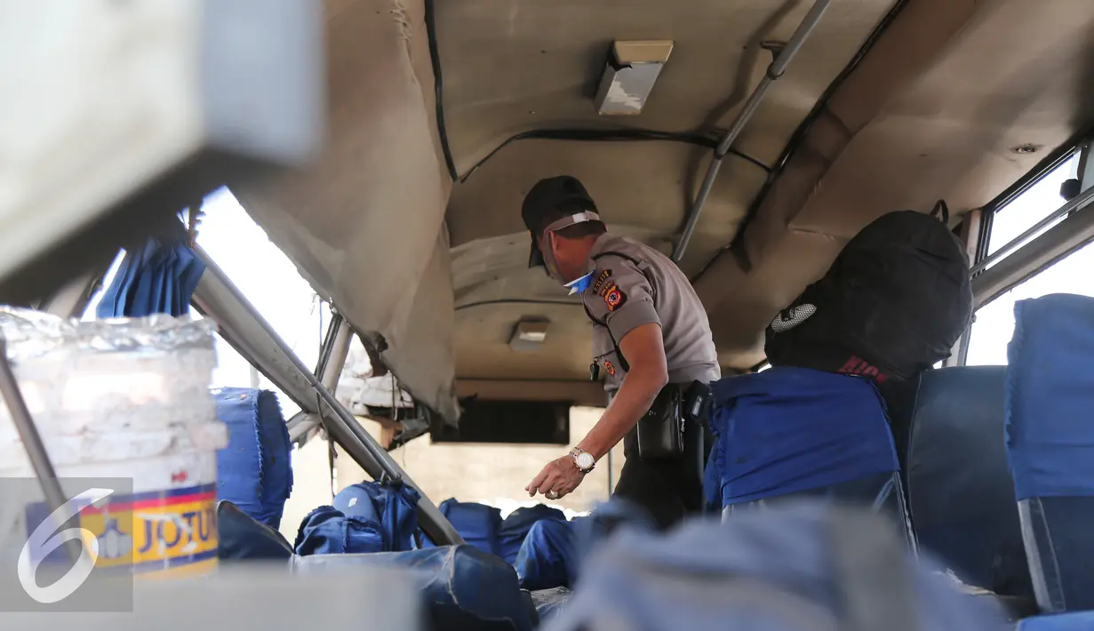 Petugas melakukan olah TKP usai kecelakaan bus PO Rukun Sayur yang menghantam tiang jembatan penyebrangan di KM 202, Jawa Barat, Selasa (14/7/2015). Kecelakaan tersebut menyebabkan 11 orang tewas dan 27 luka - luka. (Liputan6.com/Herman Zakharia)