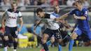 Pemain Tottenham, Dele Alli, berusaha melewati adangan pemain Kitchee Sports Club, Krisztian Vadocz, pada laga persahabatan di Hong Kong, (26/5/2017). Tottenham menang 4-1. (AP/Kin Cheung)