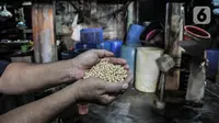 Aktivitas perajin tempe saat mogok produksi di kawasan Sunter Jaya, Jakarta Utara, Senin (21/2/2022). Mulai hari ini perajin tempe dan tahu se-Pulau Jawa mogok produksi selama tiga hari ke depan sebagai respon mahalnya harga kedelai yang mencapai Rp11.000 per kg. (merdeka.com/Iqbal S. Nugroho)