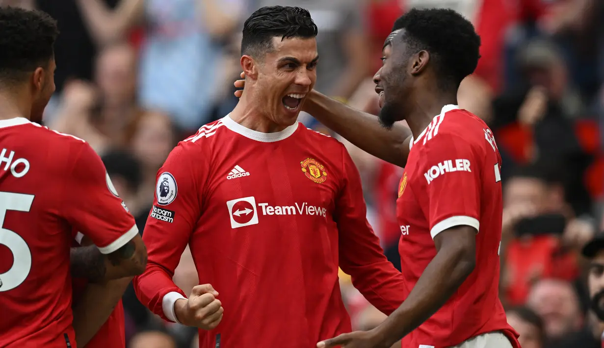 Gol pembuka Ronaldo di laga ini tercipta pada menit 7 lewat assist Anthony Elanga. Dalam sejarah Manchester United di Liga Inggris, ini tercatat sebagai beda usia terjauh antara seorang pencetak gol dan pemain yang memberi assist. (AFP/Paul Ellis)