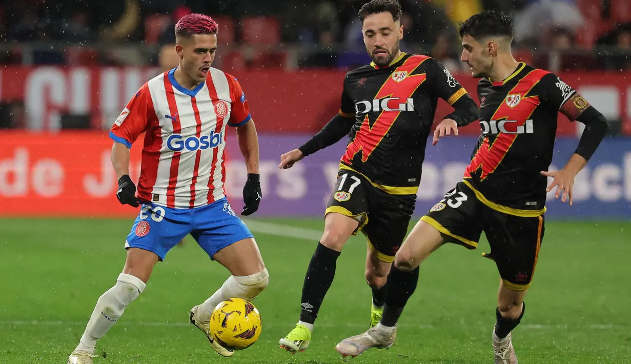 Viktor Tsyhankov membuka pesta gol Girona di menit ke-52, disusul brace Savio di penghujung laga (90+1', 90+5'). (LLUIS GENE/AFP)