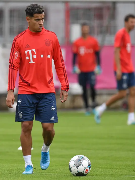 Gelandang baru Bayern Munchen, Philippe Coutinho membawa bola saat sesi latihan di Munich, Jerman selatan (20/8/2019). Munchen meminjam Coutinho dari Barcelona selama satu musim dengan biaya 8,5 juta euro atau sekitar Rp 134,3 miliar. (AFP Photo/Christof Stache)