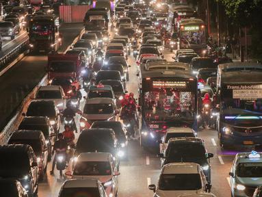 Ribuan kendaraan terjebak kemacetan di ruas Jalan Gatot Subroto dan Tol Dalam Kota di Jakarta, Jumat (20/1/2023). Menjelang libur panjang akhir pekan dan tahun baru Imlek sejumlah ruas jalan Ibu Kota terutama yang mengarah keluar kota dipadati kendaraan. (Liputan6.com/Faizal Fanani)