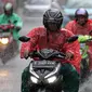 Pengendara sepeda motor menggunakan jas hujan saat hujan deras di kawasan Thamrin, Jakarta, Rabu (23/11/2022). Kepala Pelaksana Badan Penanggulangan Bencana Daerah (BPBD) DKI Jakarta Isnawa Adji mengimbau masyarakat untuk mengurangi aktivitas di luar rumah apabila Jakarta mengalami cuaca ekstrem. (Liputan6.com/Faizal Fanani)