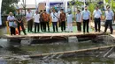 Suasana penebaran benih ikan dan panen ikan bandeng yang digelar Perum Jasa Tirta II di demplot Curug, Jatiluhur, Kamis (6/12). Penebaran benih ikan tersebut merupakan uji coba program perikanan tangkap berbasis budidaya. (Liputan6.com/Pool/HumasPJT2)