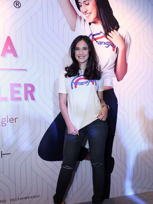 Pevita Pearce mengajak teman-temannya untuk bergabung dalam pembangunan masjid yang kini menggarap pagar. Selain masjid, ia juga ingin membuat sarana air bersih. Dan lebih besar lagi, membuat yayasan sosial. (Nurwahyunan/Bintang.com)