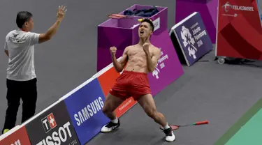 Selebrasi pebulu tangkis Indonesia Jonatan Christie usai menundukkan wakil Jepang Kenta Nishimoto di semifinal Asian Games 2018, Jakarta, Senin (27/8). Selebrasi Jonatan membuat heboh penonton dan warganet. (ANTARA FOTO/INASGOC/Puspa Perwitasari/tom/18)