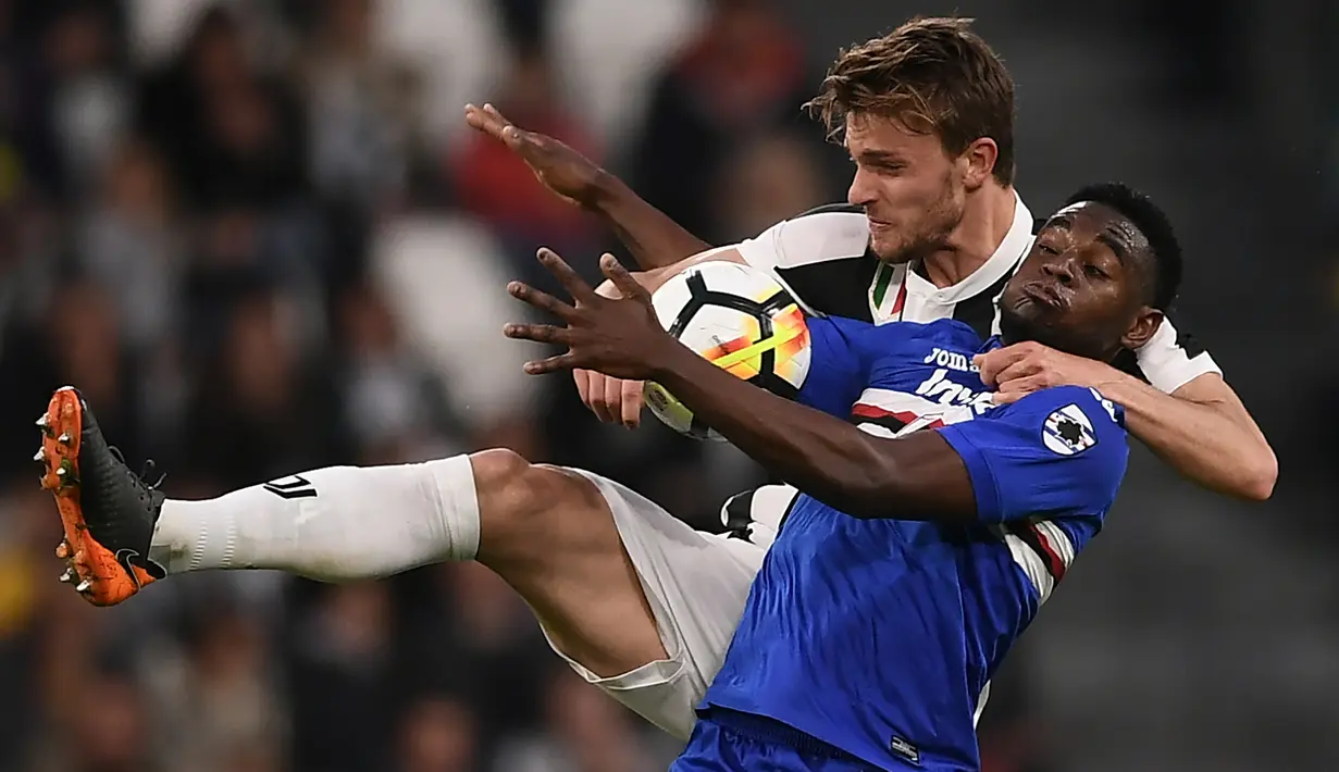Bek Juventus, Daniele Rugani, berebut bola dengan striker Sampdoria, Duvan Zapata, pada laga Serie A di Stadion Allianz, Turin, Minggu (15/4/2018). Juventus menang 3-0 atas Sampdoria. (AFP/Marco Bertorello)