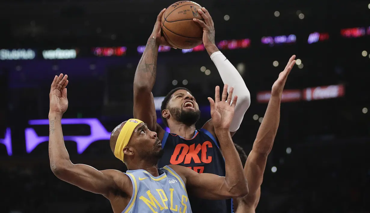 Pemain Oklahoma City Thunder, Paul George (tengah) berusaha keluar dari tekanan para pemain Los Angeles Lakers pada laga NBA basketball game di Staples Center, Los Angeles, (3/1/2018). Lakers kalah 96-133. (AP/Jae C. Hong)