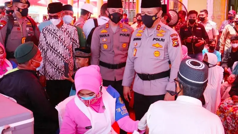 Kapolda Riau Irjen Agung Setya meninjau vaksinasi terhadap masyarakat di Kabupaten Indragiri Hilir.