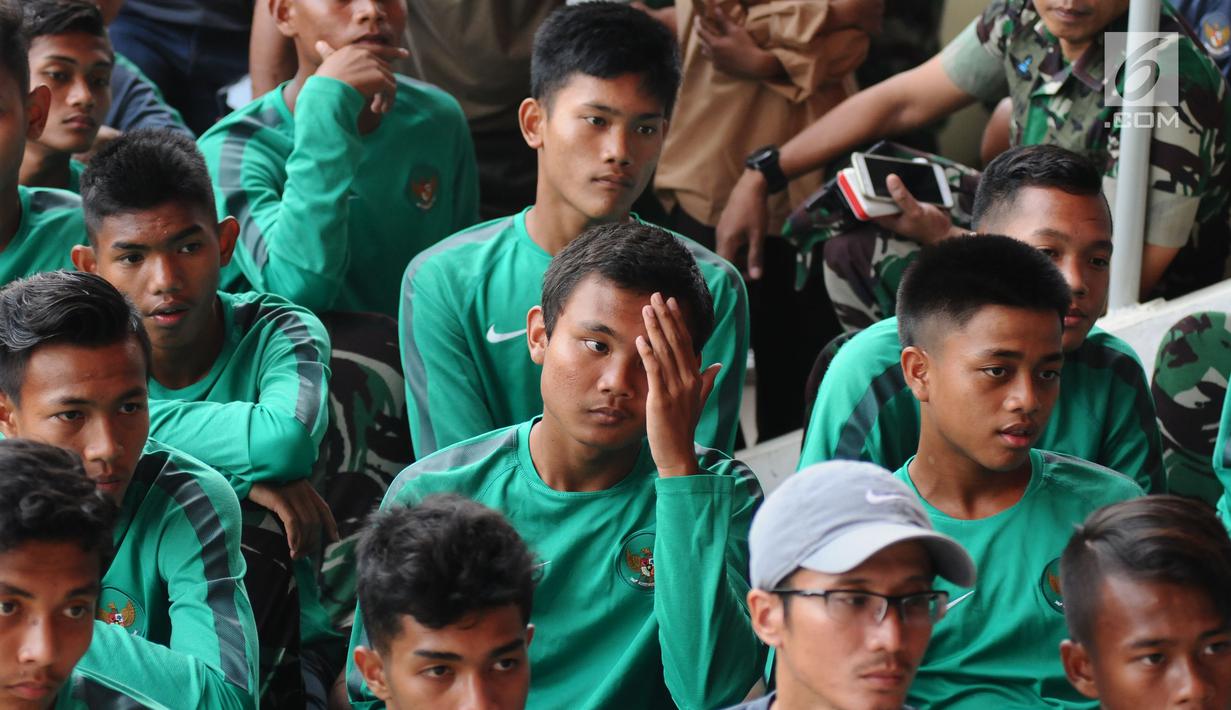 Pemain Timnas Indonesia U-16 saat nonton bareng laga Timnas U-19 melawan Brunei pada fase grup Piala AFF U-18 jelang pelepasan di Lapangan Atang Sutresna, Jakarta, Rabu (13/9). Timnas U-19 unggul 8-0 atas Brunei. (Liputan6.com/Helmi Fithriansyah)
