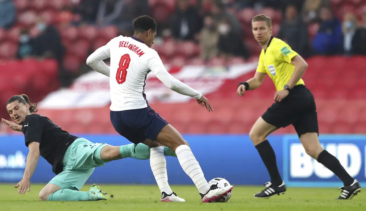 Pemain Inggris Bukayo Saka melakukan selebrasi usai mencetak gol ke gawang Austria pada pertandingan persahabatan di Stadion Riverside, Middlesbrough, Inggris, Rabu (2/6/2021). Inggris mengalahkan Austria dengan skor 1-0. (Lindsey Parnaby, Pool via AP)