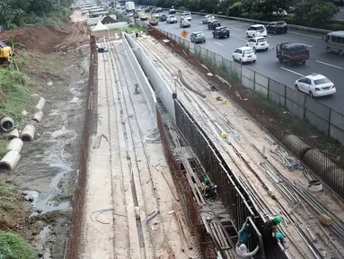 Suasana proyek pembangunan jalur Light Rail Transit (LRT) seksi Cawang-Cibubur, Jakarta, Kamis (8/12). Dishubtrans DKI Jakarta menyatakan pembangunan LRT untuk persiapan Asian Games 2018 sudah memasuki tahapan pematangan lahan.(Liputan6.com/Faizal Fanani)