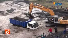 Truk tak bermuatan ini diterjang hujan lahar yang membawa material abu vulkanik Gunung Semeru.