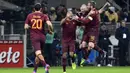 Para pemain AS Roma merayakan gol yang dicetak Radja Nainggolan ke gawang Inter Milan. Ketiga gol Roma dicetak oleh Radja Nainggolan '12, '56 dan Diego Perotti '85, sementara gol Inter dicetak oleh Mauro Icardi '81. (AFP/Miguel Medina) 