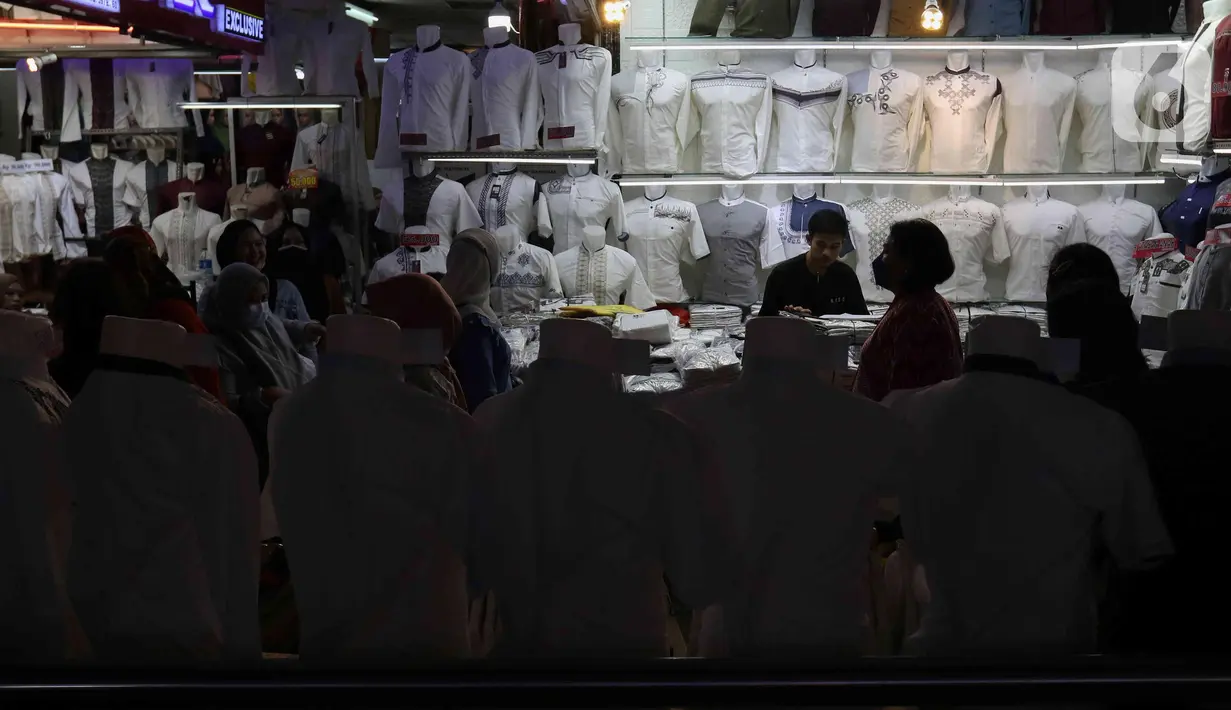 Calon pembeli memilih baju di Pasar Tanah Abang, Jakarta, (28/3/2022). Sepekan menjalang bulan suci Ramadan, Pasar Tanah Abang mulai dipadati pembeli yang hendak berbelanja untuk kebutuhan bulan puasa. (Liputan6.com/Herman Zakharia)