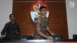 Wakil Ketua KPK Laode M Syarif (kanan) jelang memberi keterangan terkait operasi tangkap tangan Bupati Jombang, Nyono S Wihandoko di Gedung KPK, Jakarta, Minggu (4/2). KPK menyita uang Rp 25,5 Juta dan 9.500 US Dollar. (Liputan6.com/Helmi Fithriansyah)