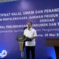 Menteri Perdagangan Zulkifli Hasan menyerahkan sertifikasi halal kepada 223 UMKM di gedung Direktorat Standardisasi dan Pengendalian Mutu, Jakarta Timur, Selasa (28/5/2024). (Tira/Liputan6.com).