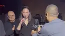 Maia Estianty sebagai ibu pun hadir bersama suaminya. Maia mengenakan atasan kemeja hitam dipadukan celana panjang warna senada. @liviaramadhitaa