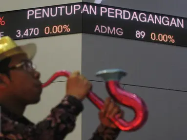Pegawai meniupkan terompet usai penutupan perdagangan saham tahun 2015 di Bursa Efek Indonesia, Jakarta, (30/12). Indeks Harga Saham Gabungan (IHSG) pada akhir 2015 ditutup‎ menguat 23,65 poin atau 0,52 persen. (Liputan6.com/Angga Yuniar)