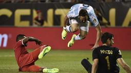 Striker Argentina, Gonzalo Higuain, dilanggar pemain Panama pada laga Grup D Copa America Centenario 2016, di Stadion Soldier Field, Chicago, Amerika Serikat, Sabtu (11/6/2016). (AFP/Omar Torres)