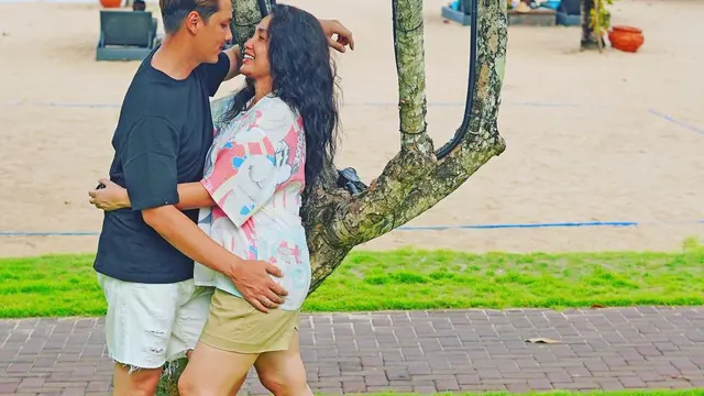 6 Potret Liburan Andhika Pratama dan Ussy Sulistiawaty, Bak Orang Pacaran