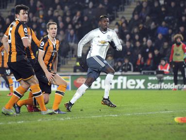 Pemain Manchester United, Paul Pogba (tengah) melakukan tembakan berbuah gol saat melawan Hull City pada laga semifinal Piala Liga Inggris di KCOM stadium, Hull (26/1/2017). (AP/Rui Vieira)