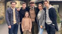 Foto kebersamaan David Beckham dan keluarga saat perayaan tahun baru 2020. (dok. Instagram @davidbeckham/https://www.instagram.com/p/B6y0Q-5BAsd/?igshid=y1d85ittbw3c/Adhita Diansyavira)
