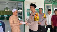 Kapolres Way Kanan, AKBP Adanan Mangopang memberikan tali asih di Yayasan Miftahul Ikhlas, Kampung Negeri Baru, Kecamatan Umpu Semenguk. Foto : (Istimewa).