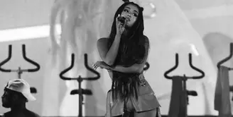 Tak melepas tanggung jawa begitu saja, Ariana Grande hingga kini masih peduli dengan para korban ledakan bom di konsernya di Manchester beberapa bulan lalu. Pasca ledakan, Ariana pun sempat terpuruk. (Instagram/arianagrande)