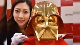 Pembuatan topeng emas dibuat karena banyak sekali pecinta film Star Wars di Jepang terutama tokoh Darth Vader sangat populer di Jepang, Selasa (25/4). (AFP Photo/Kazuhiro NOGI)