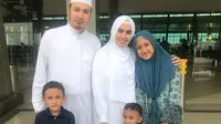 Kartika Putri, Habib Usman dan anak-anaknya [foto: instagram/syarifahsyahratusalwa]