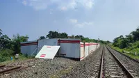 Longsor di jalur ganda atau double track kereta api (KA) Bogor-Sukabumi KM 2+6/7, Kelurahan Empang, Kecamatan Bogor Selatan, Kota Bogor, belum diperbaiki. (Liputan6.com/Achmad Sudarno)