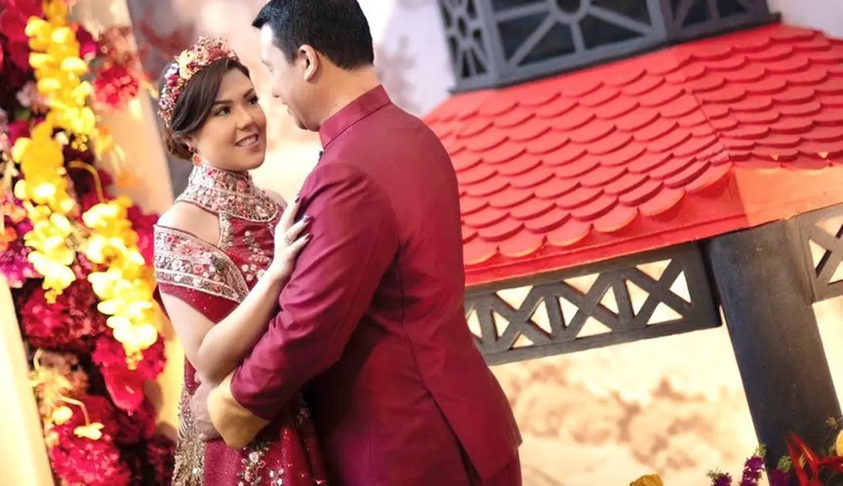 Tina Toon dan sang kekasih mengenakan busana adat Cina. Tina Toon mengenakan cheongsam nan indah dengan bordir floral yang cantik. Foto: Instagram.