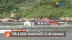 Bangkai Kapal Joko Berek yang karam akibat diterjang ombak di perairan Pantai Pancer, Jember, masih belum dievakuasi lantaran cuaca buruk.