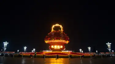 Sebuah "keranjang bunga" di Lapangan Tian'anmen di Beijing, ibu kota China (24/9/2020). Dekorasi setinggi 18 meter berbentuk keranjang bunga itu ditempatkan di tengah Lapangan Tian'anmen untuk menyambut masa libur Hari Nasional China mendatang. (Xinhua/Chen Zhonghao)