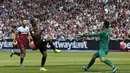 Gelandang Manchester City, Raheem Sterling, berusaha membobol gawang West Ham pada laga Premier League di Stadion London, London, Sabtu (10/8). West Ham kalah 0-5 dari City. (AFP/Ian Kington)