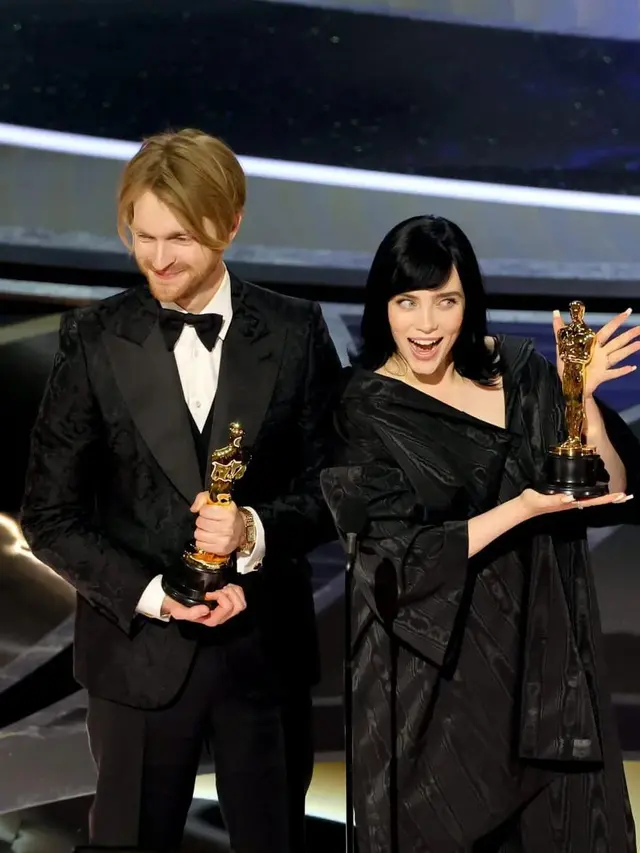 Penampilan Billie Eilish Bikin Pangling dengan Gaun Hitam di Oscars 2022