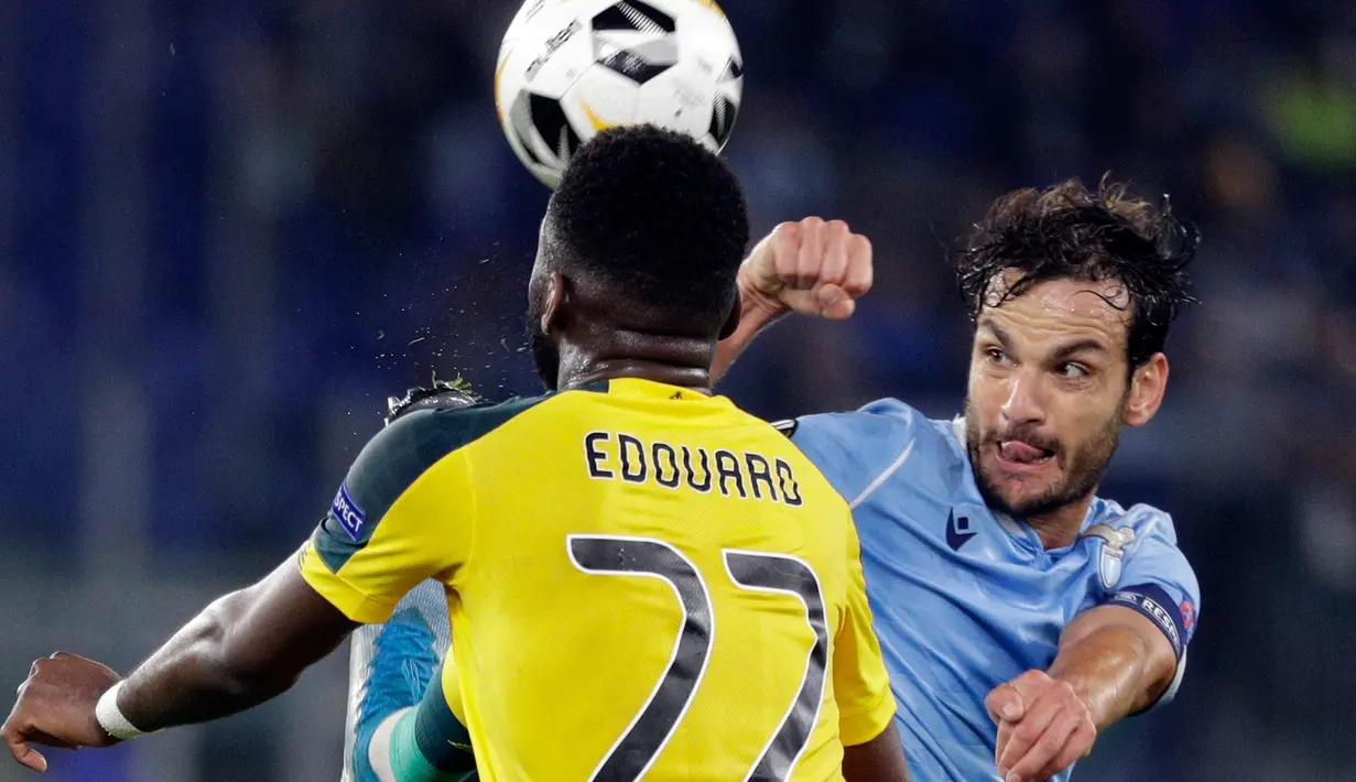 Pemain Lazio Marco Parolo berebut bola dengan bomber Celtic, Odsonne Edouard pada matchday keempat Grup E Liga Europa 2019 di Stadion Olympico, Kamis (7/11/2019). Celtic mengalahkan Lazio 2-1 untuk kemudian melaju ke babak 32 besar. (AP/Gregorio Borgia)